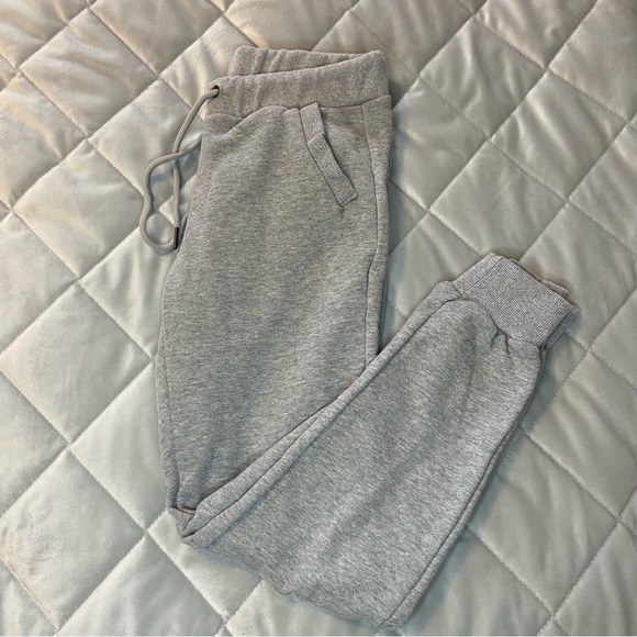 Comfy Grey Two-Piece Medium Tracksuit With Capri Pants - Picture 8 of 9
